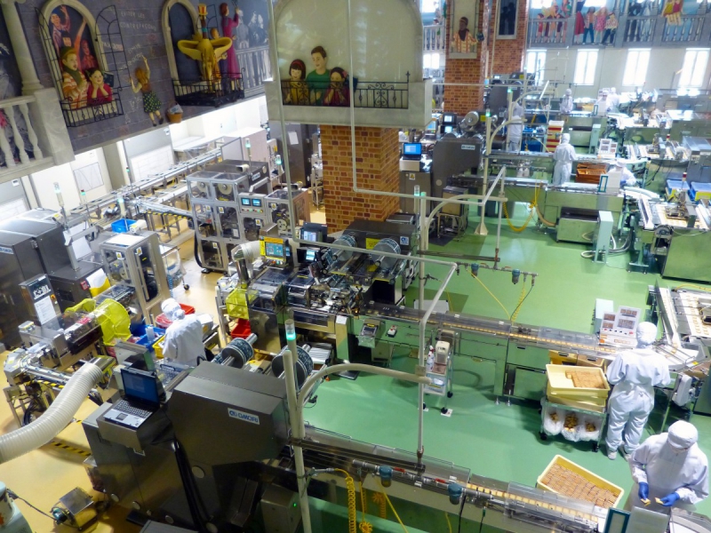 ecommerce-TANNERON-min_japan_sapporo_chocolate_factory_label_packaging_cookie_machine_operators-961509